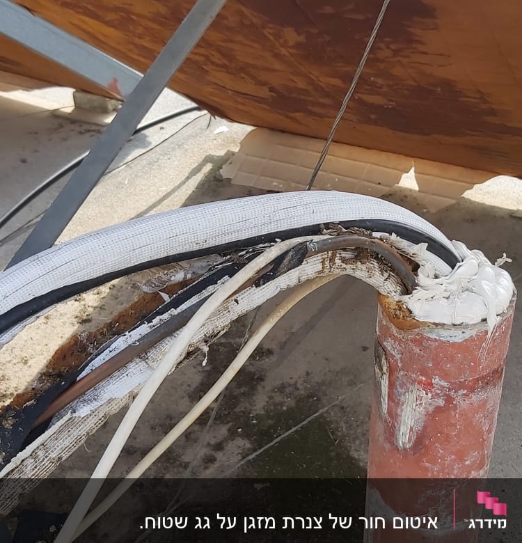 צינור אטום בחומר לבן על עמוד מתכת